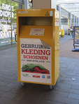 902477 Afbeelding van een inzamelbak voor gebruikte kleding en schoenen in winkelcentrum Mereveldplein te De Meern ...